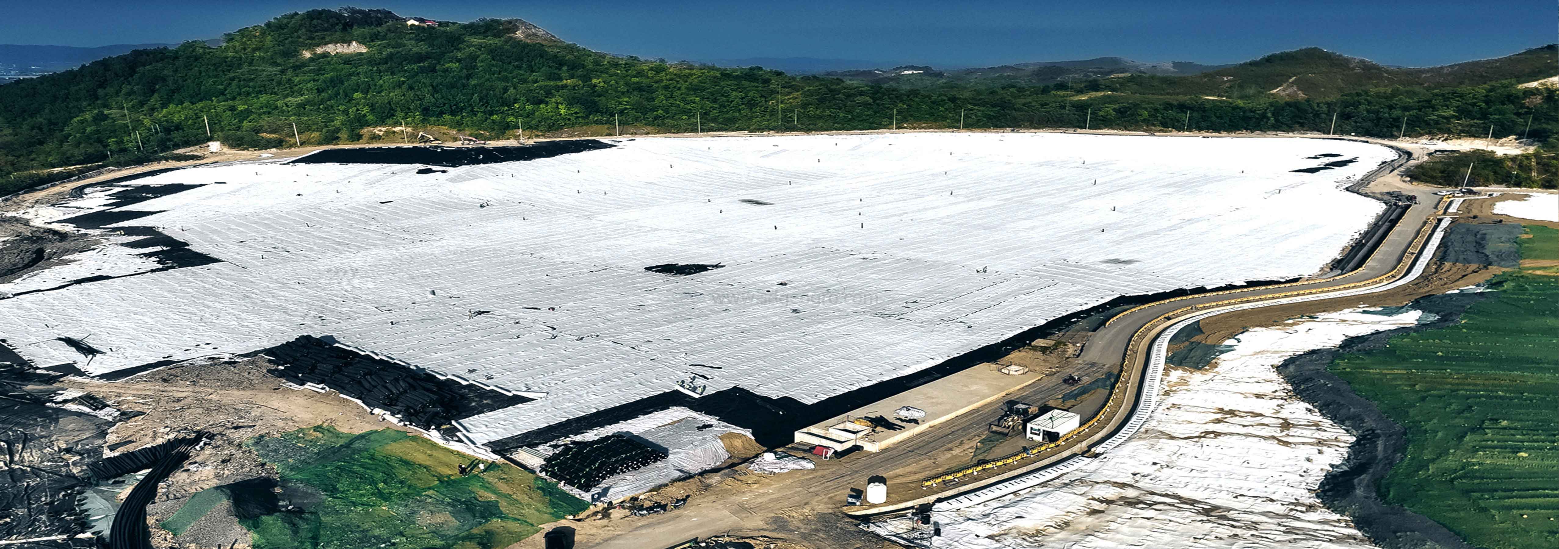 تم تصنيع التكسية الأرضية من خيوط البوليستر من GeoGro مباشرة عن طريق الغزل واللكم بالإبرة وتوحيد خيوط البوليستر، ويتم تصنيعها عن طريق تشكيل وتوحيد خيوط البوليستر، ويتم ترتيب الألياف في هيكل ثلاثي الأبعاد