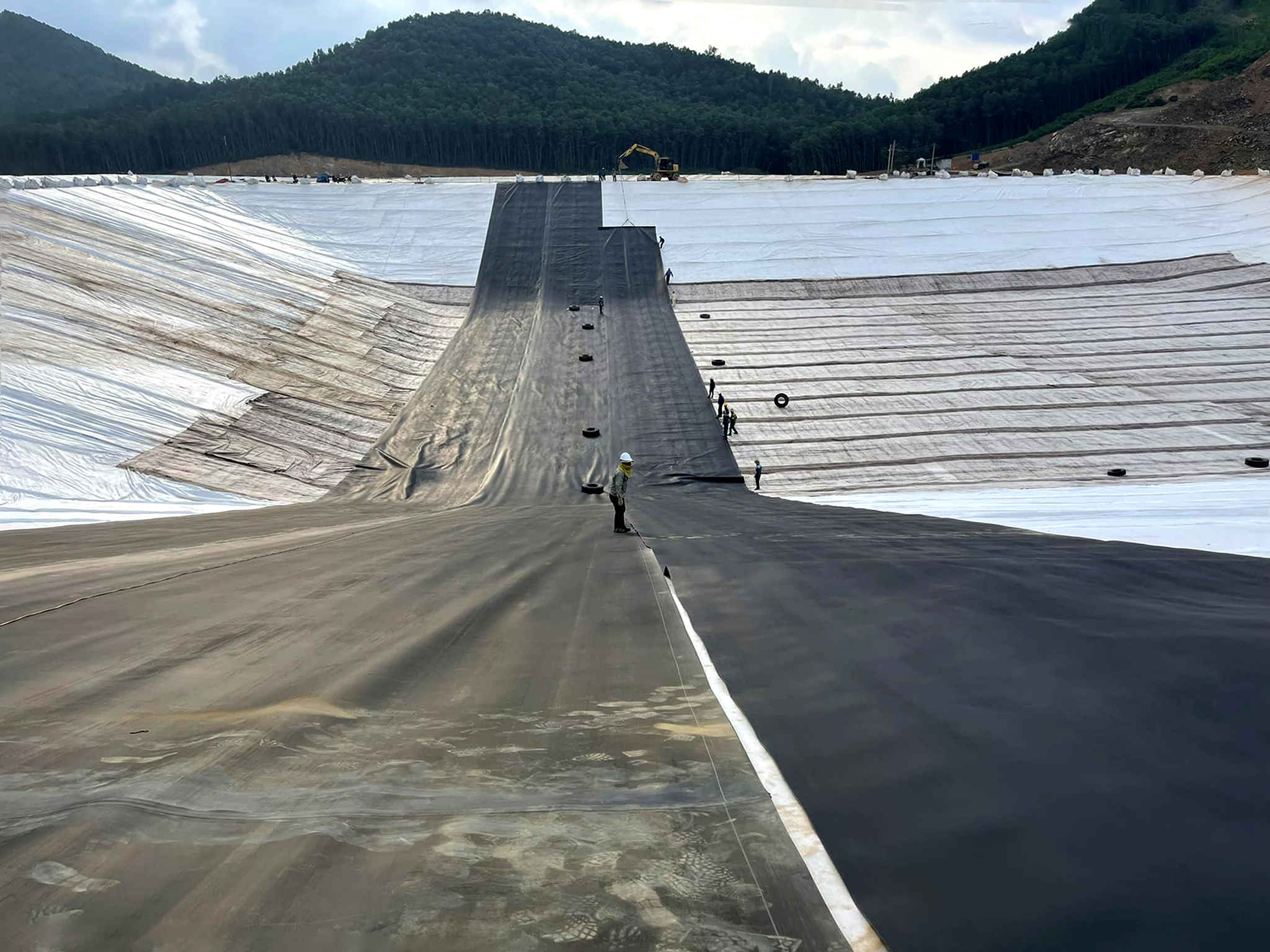 Компания GeoGro использует самые передовые технологии и производит геоячейки самого высокого качества силами лучших инженеров.
 Цвета: синий, черный, желтый, серебряный